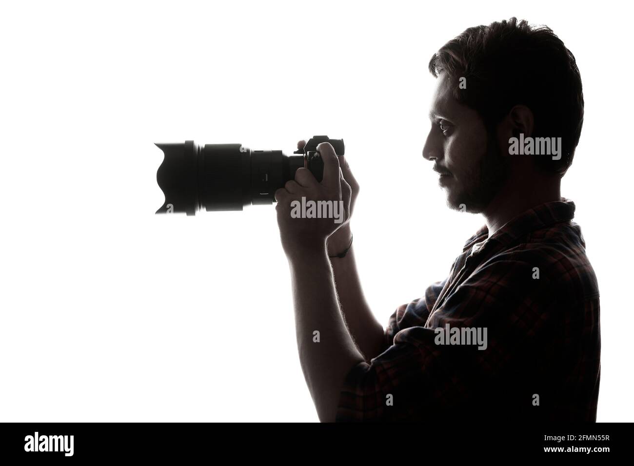 Fotograf mit Kamera auf weißem Hintergrund. Stockfoto