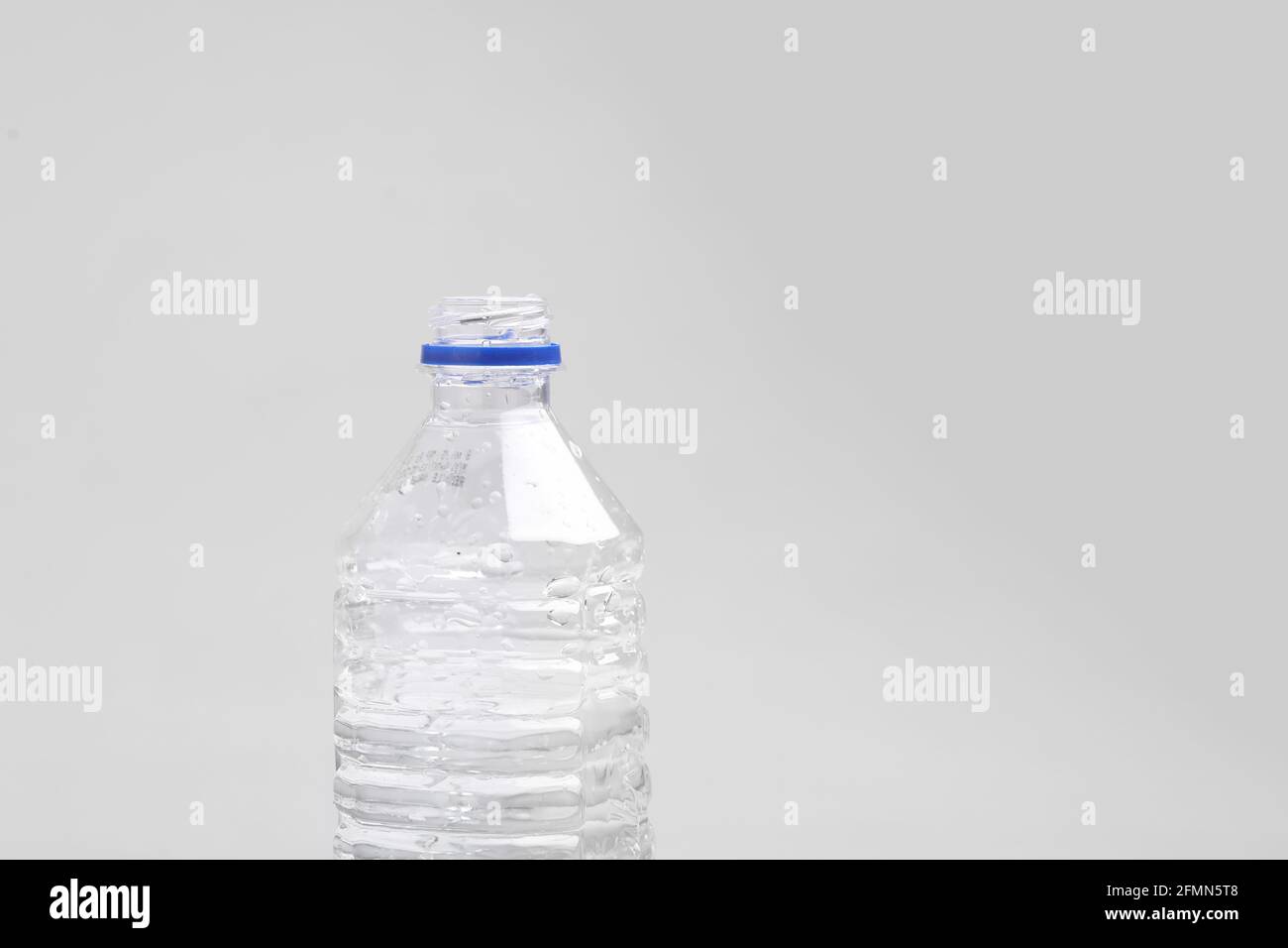 Wasserflaschen aus Kunststoff isoliert auf weißem Hintergrund. Stockfoto