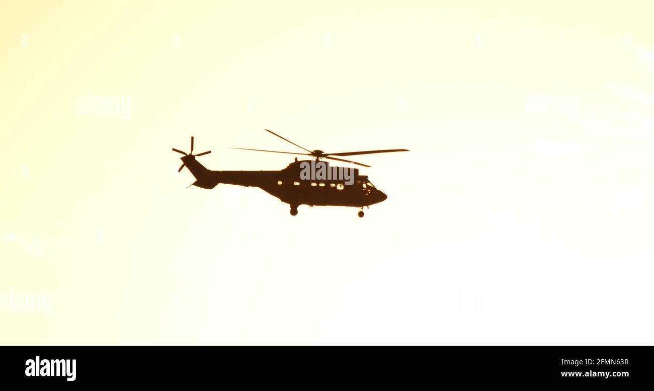 Ein Hubschrauber der israelischen Luftwaffe fliegt über das Mittelmeer entlang der israelischen Küste. Stockfoto