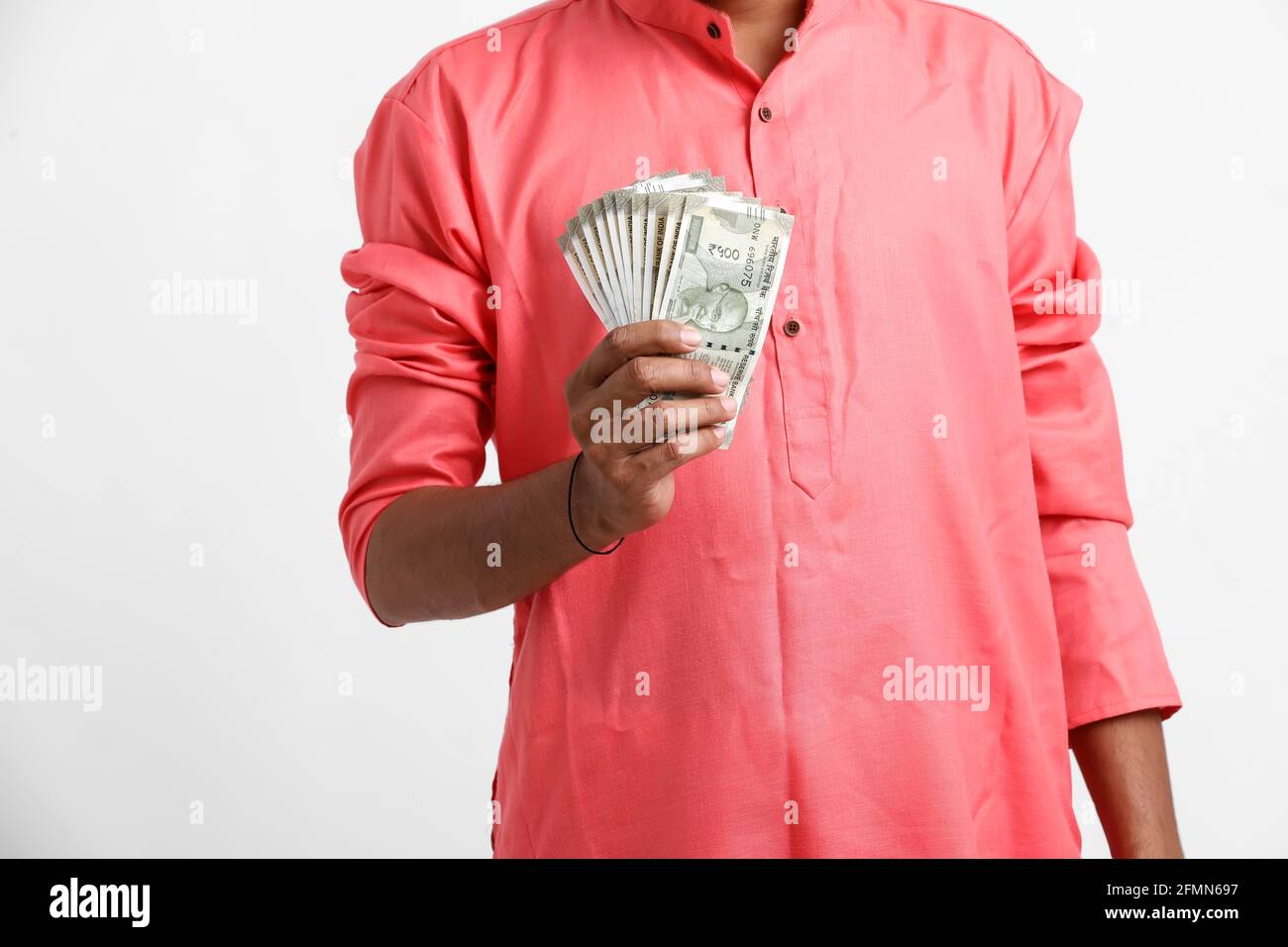 Indischer Mann mit neu gestarteten indischen fünfhundert Rupien. Money Counting Hintergrund Geschäftskonzept auf weißem Hintergrund Stockfoto