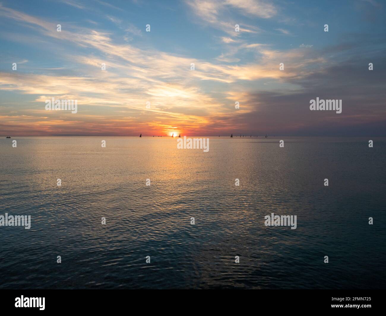 Sonnenuntergang über Port Phillip Bay mit Segelbooten in der Entfernung Stockfoto