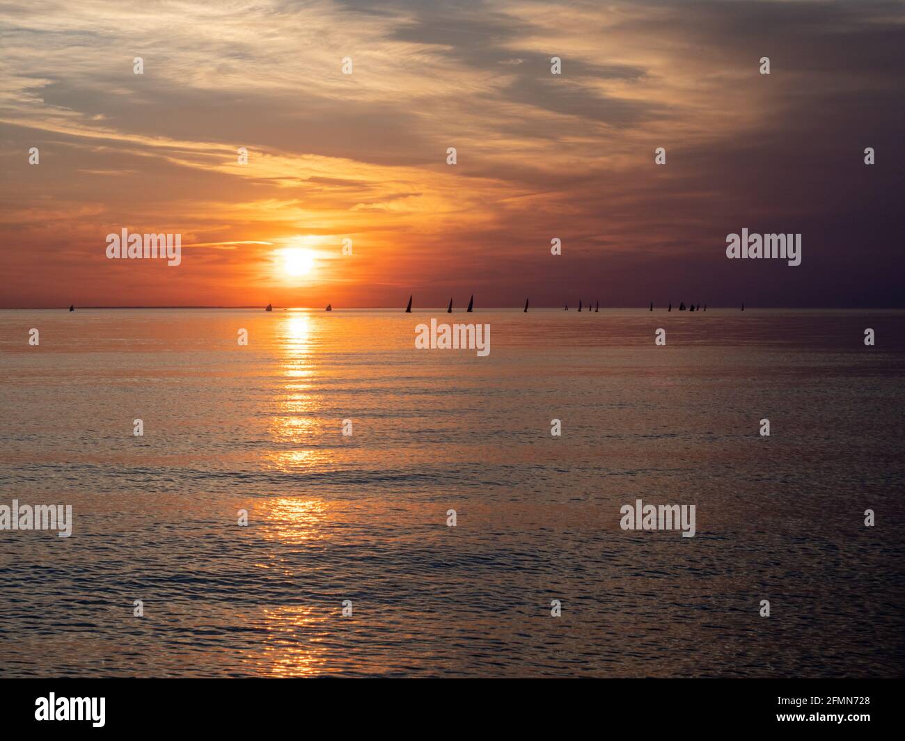 Sonnenuntergang über Port Phillip Bay mit Segelbooten in der Entfernung Stockfoto