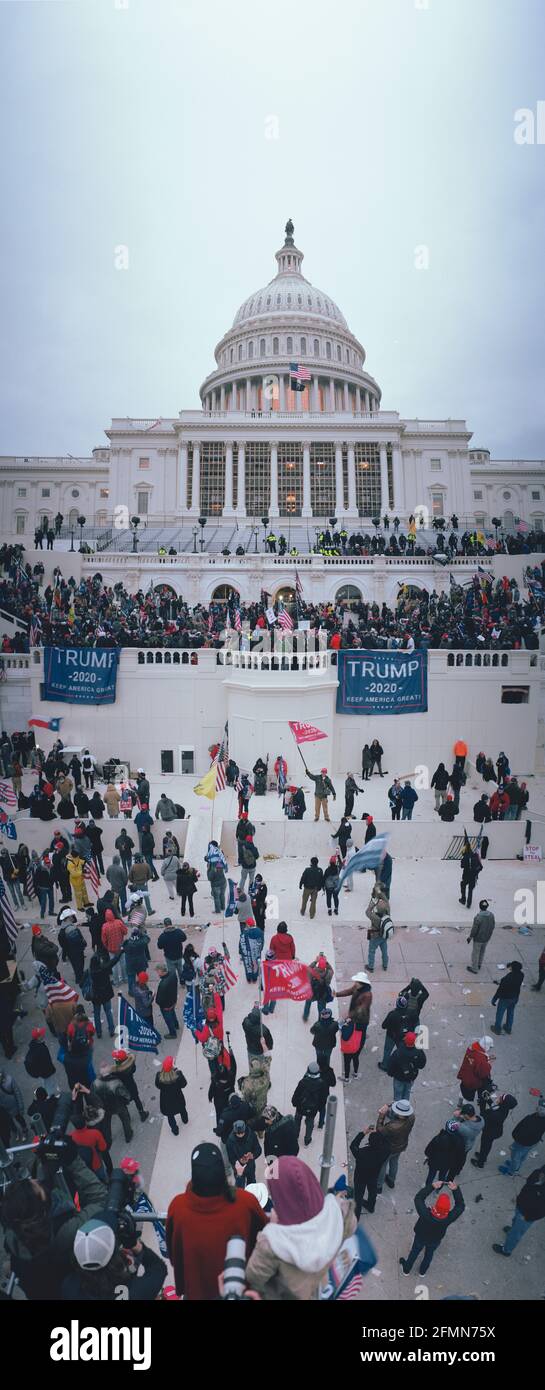 Am 6,2021. Januar strömen nach dem Marsch von Save America große Massen von Präsident Trump-Anhängern auf das US-Kapitolgebäude. Capitol Hill, Washington DC USA Stockfoto