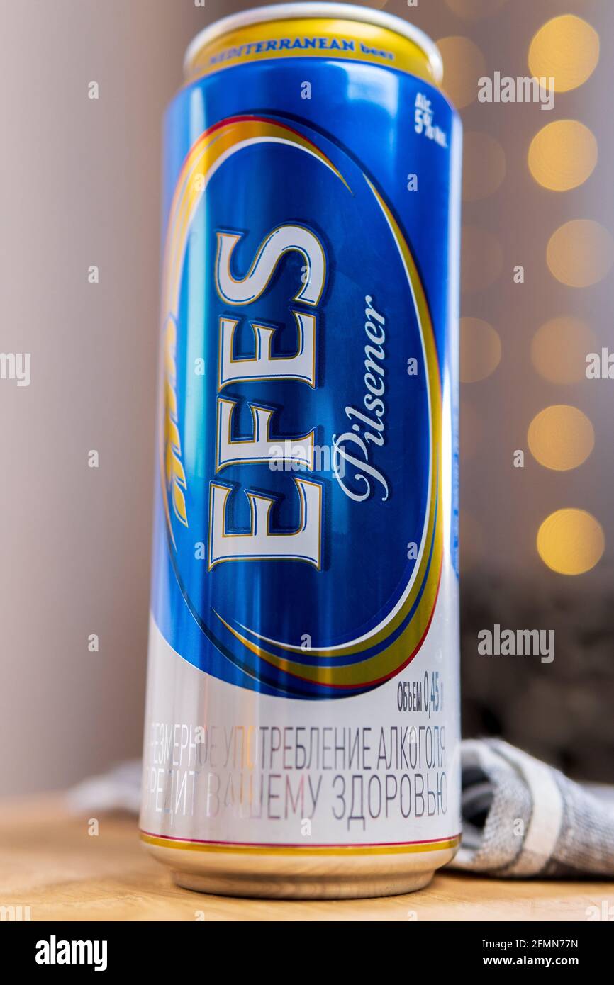 Tjumen, Russland-13. Februar 2021: Flasche Efes Pilsner Bier. Efes Pilsener Produkt dieser Firma und das beliebteste Bier in der Türkei. Stockfoto