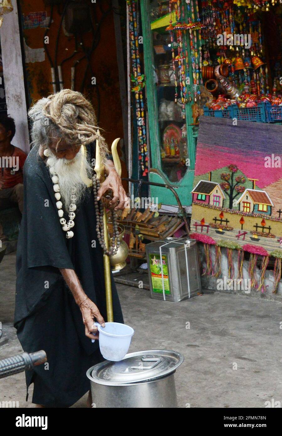 Ein schiwaitischer Sadhu in Varanasi, Indien. Stockfoto