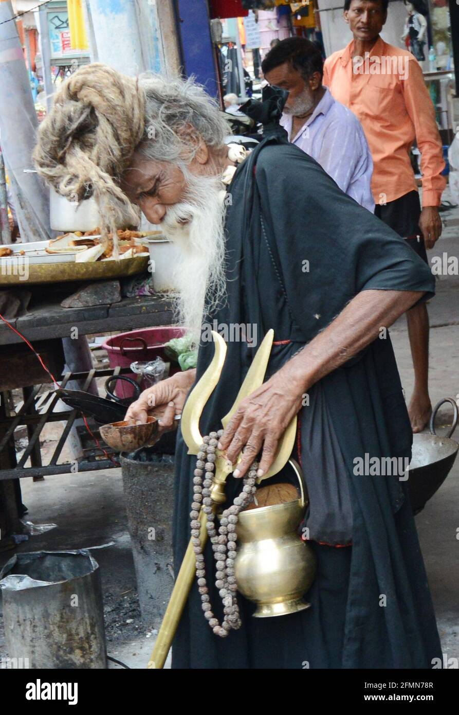 Ein schiwaitischer Sadhu in Varanasi, Indien. Stockfoto