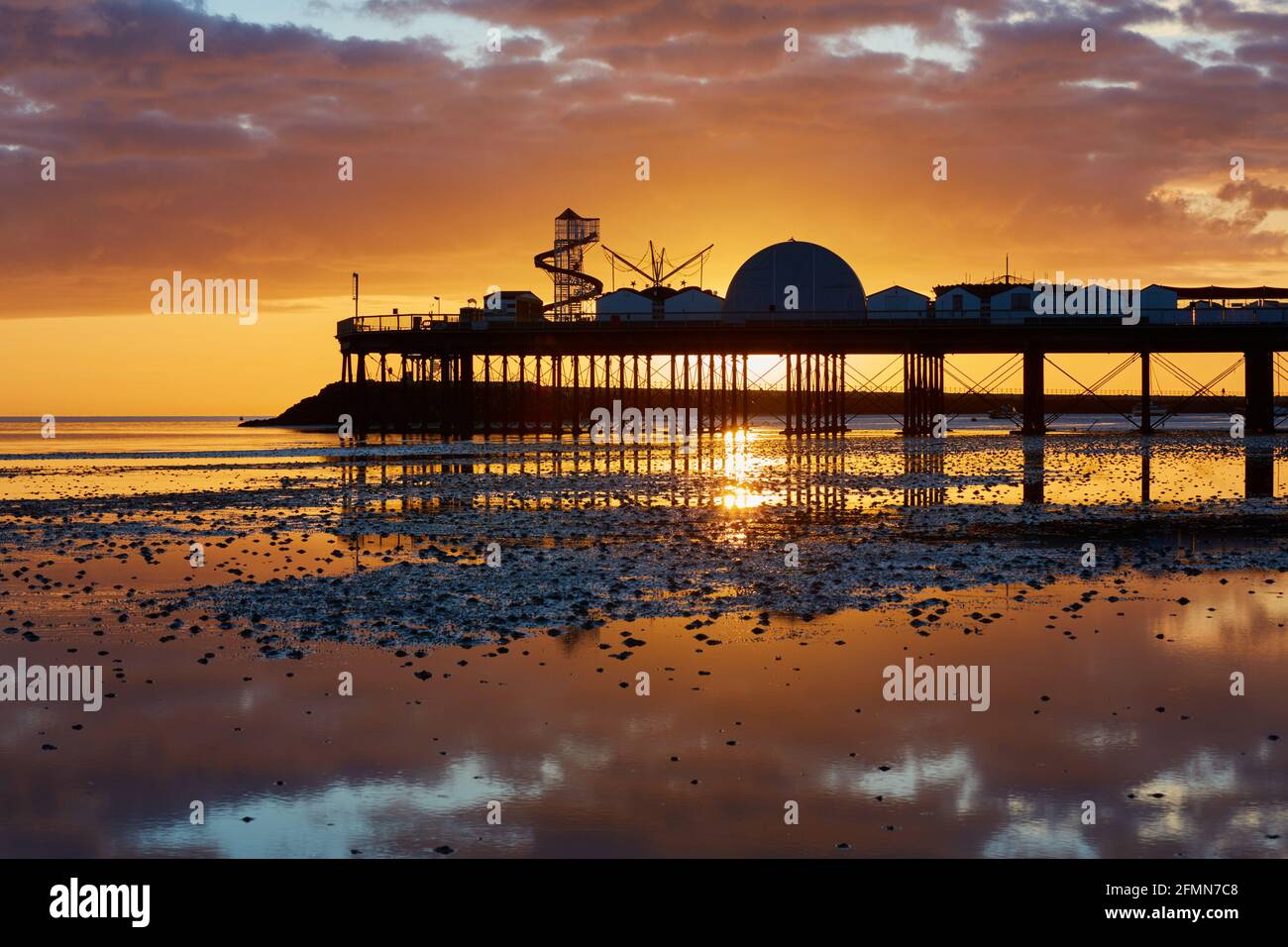 Herne Bay, Kent, Großbritannien. 11. Mai 2021: Wetter in Großbritannien. Sonnenaufgang am Pier von Herne Bay. Mit dem Land aus der Sperre und der Sommer nähert sich den Küsten Resorts erwarten einen Zustrom von Touristen, wie die Menschen Urlaub in Großbritannien. Das Wetter wird warm mit einer Mischung aus Sonnenschein und Duschen für die nächsten Tage. Kredit: Alan Payton/Alamy Live Nachrichten Stockfoto