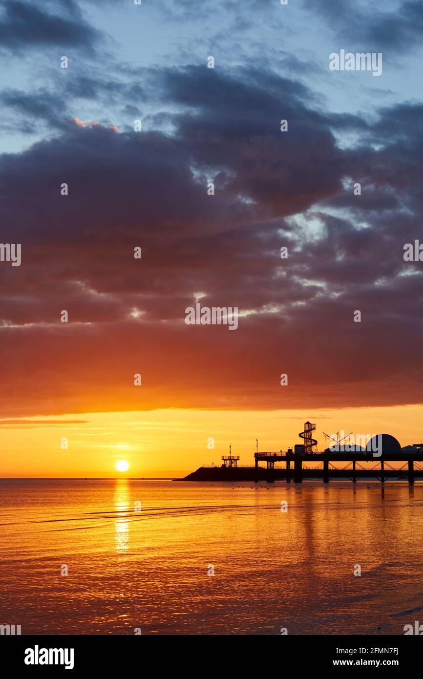 Herne Bay, Kent, Großbritannien. 11. Mai 2021: Wetter in Großbritannien. Sonnenaufgang am Pier von Herne Bay. Mit dem Land aus der Sperre und der Sommer nähert sich den Küsten Resorts erwarten einen Zustrom von Touristen, wie die Menschen Urlaub in Großbritannien. Das Wetter wird warm mit einer Mischung aus Sonnenschein und Duschen für die nächsten Tage. Kredit: Alan Payton/Alamy Live Nachrichten Stockfoto