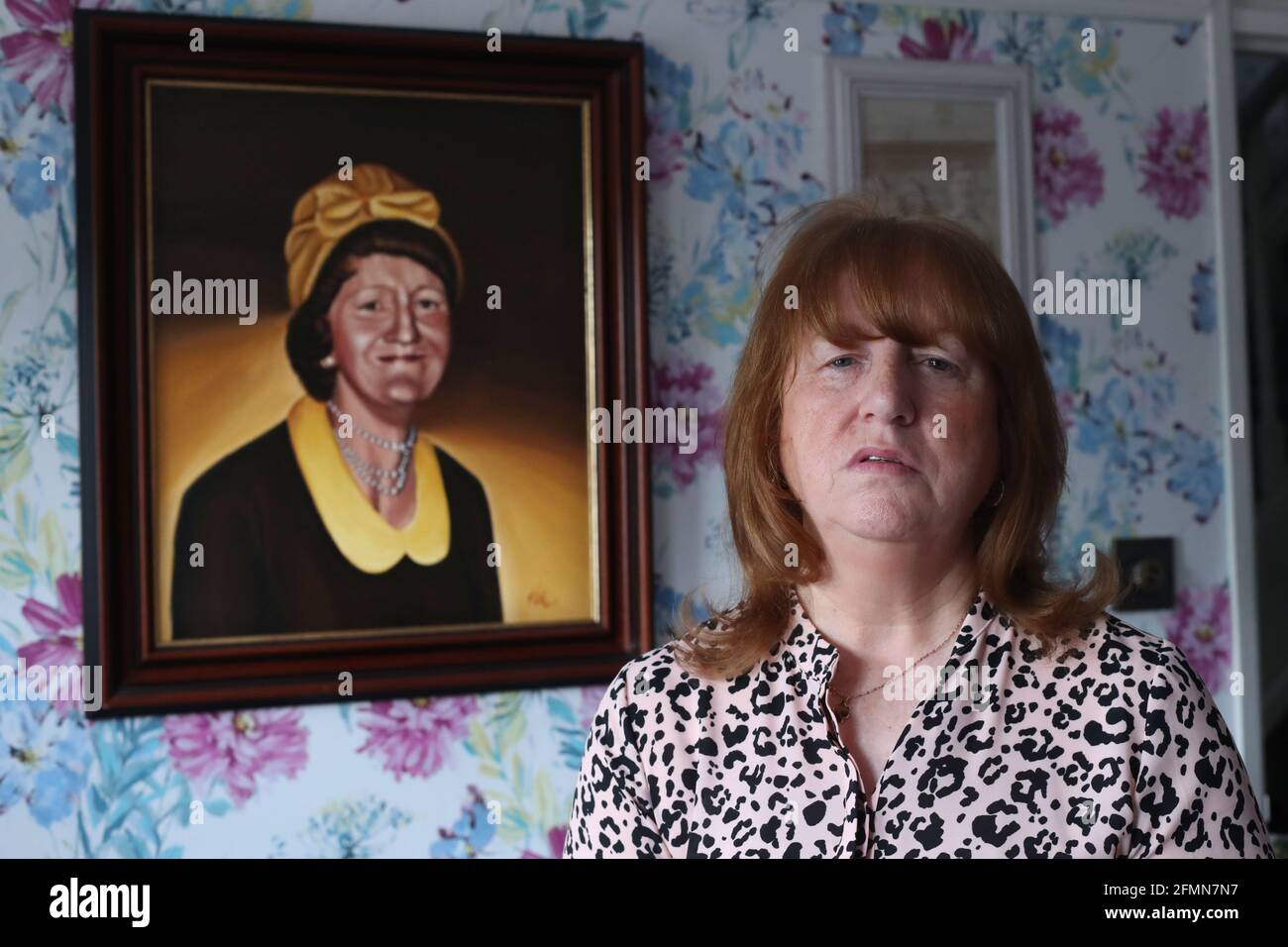 Aktenfoto vom 10/05/21 von Briege Voyle mit einem Bild ihrer Mutter Joan Connelly, die 1971 beim Ballymurphy-Massaker in Belfast getötet wurde. Ausgabedatum: Dienstag, 11. Mai 2021. Stockfoto