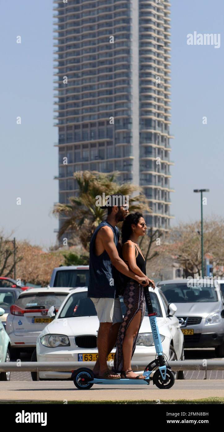 Eine romantische Fahrt auf einem Roller in Tel-Aviv, Israel. Stockfoto