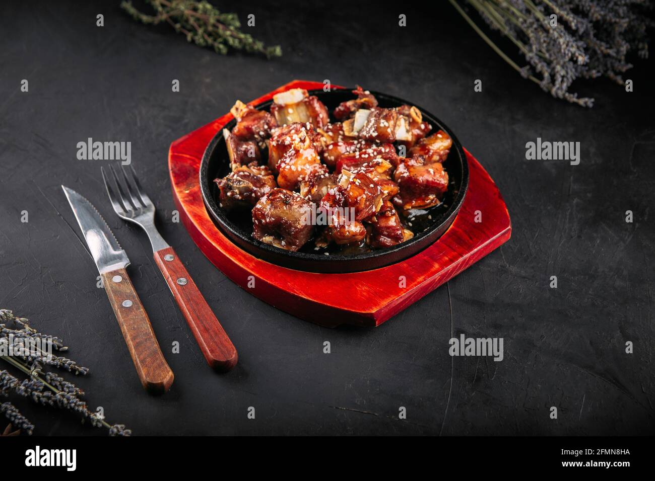 Gebratene Rippchen vom Grill mit Sesam Stockfoto