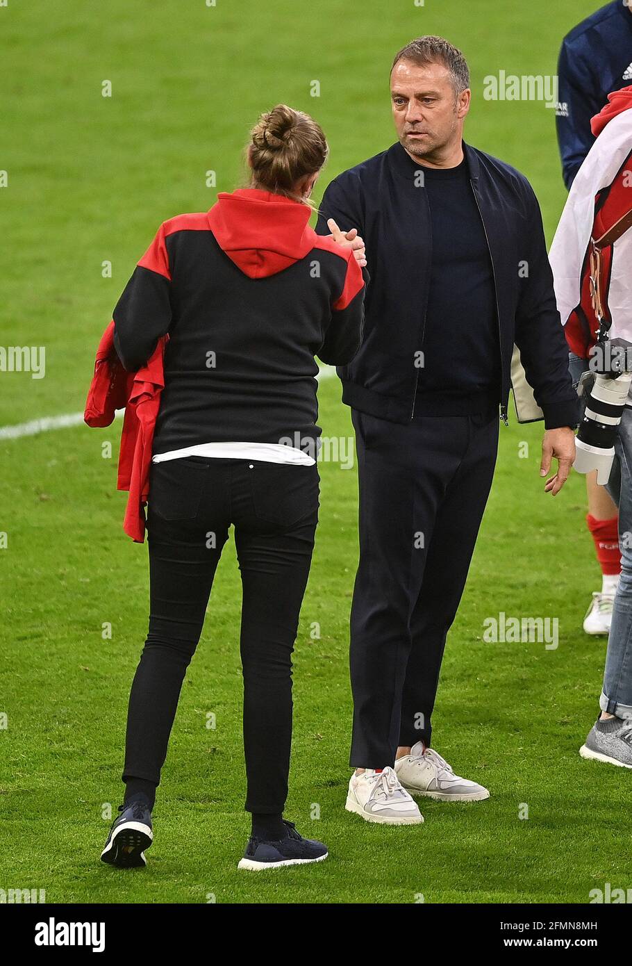 Hans Dieter Flick (Hansi, Trainer FC Bayern München) mit Kathleen KRUEGER (FCB-Teamleiterin). Fußball 1. Bundesliga-Saison 2020/2021, 32.Spieltag, Spieltage32, FC Bayern München - Borussia Mönchengladbach 6-0, am 8. Mai 2021. ALLIANZARENA Foto: Lennart Preis/Wiiters/Pool via Sven Simon Fotoagentur GmbH & Co. Pressefoto KG # Prinzessin-Luise-Str. 41 # 45479 M uelheim/R uhr # Tel 0208/9413250 # Fax. 0208/9413260 # GLS BANK # BLZ 430 609 67 # KONTO 4030 025 100 # IBAN DE75 4306 0967 4030 0251 00 # BIC GENODEM1GLS # WWW.SVENSIMON.NET DIE DFL-VORSCHRIFTEN VERBIETEN DIE VERWENDUNG VON FOTOS ALS BILD S Stockfoto