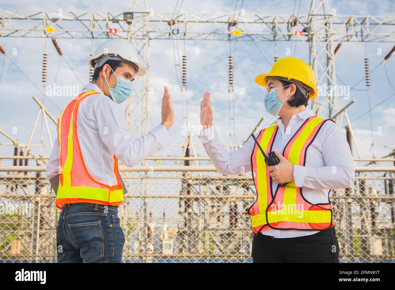 Engineer Teamwork schüttelt die Hand ohne Berührung und trägt eine medizinische Maske Coronavirus-Covid19 schützen Stockfoto