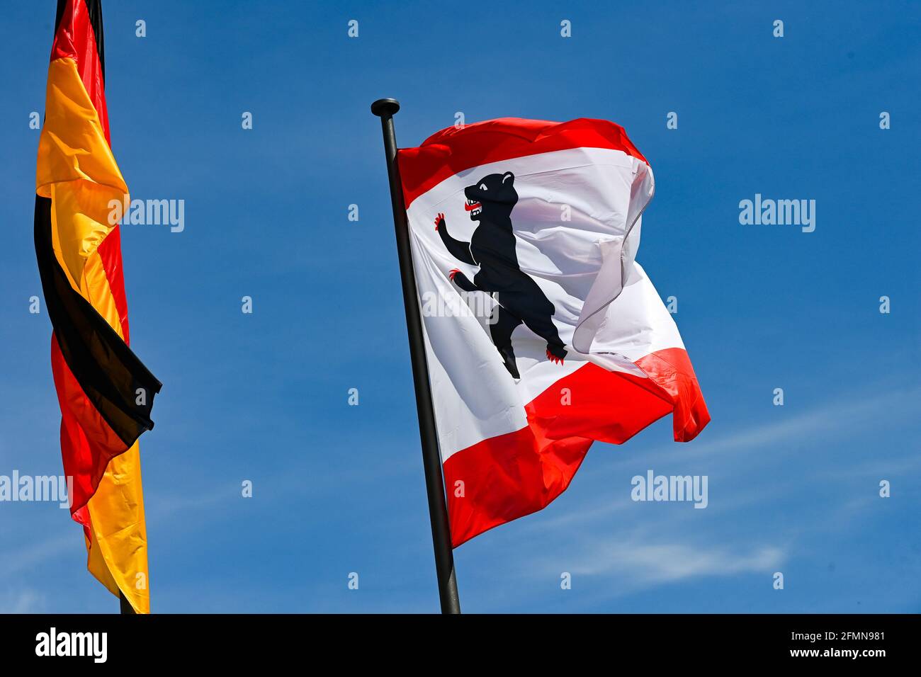 Berlin, Deutschland. Mai 2021. Die deutsche Flagge und die Flagge des Landes Berlin fliegen gegen einen blauen Himmel. Quelle: Jens Kalaene/dpa-Zentralbild/ZB/dpa/Alamy Live News Stockfoto