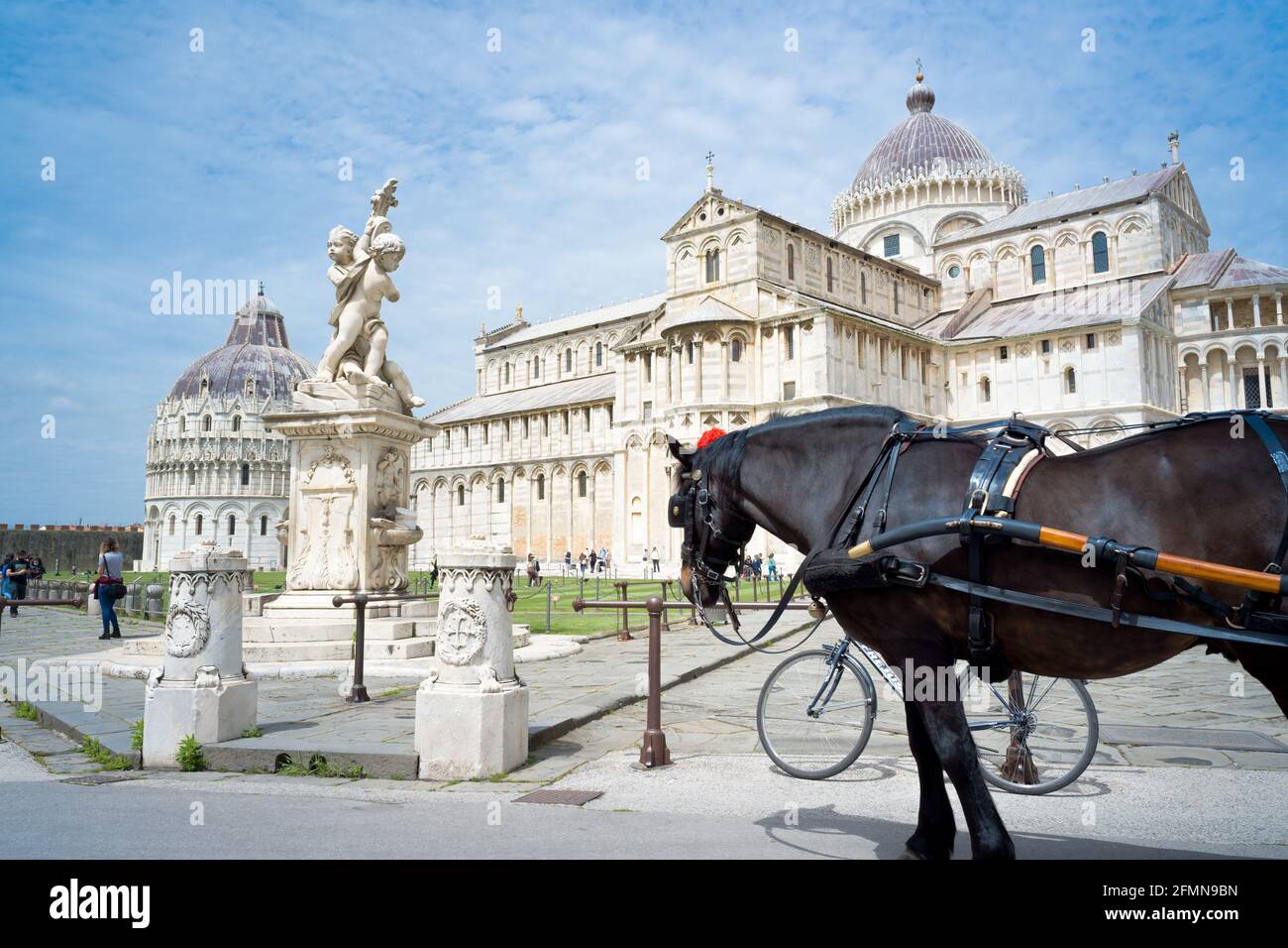 Pisa - 2021. Mai: Platz der Wunder (Piazza dei Miracoli) und Schiefer Turm von Pisa (Torre pendente), Toskana, Italien Stockfoto