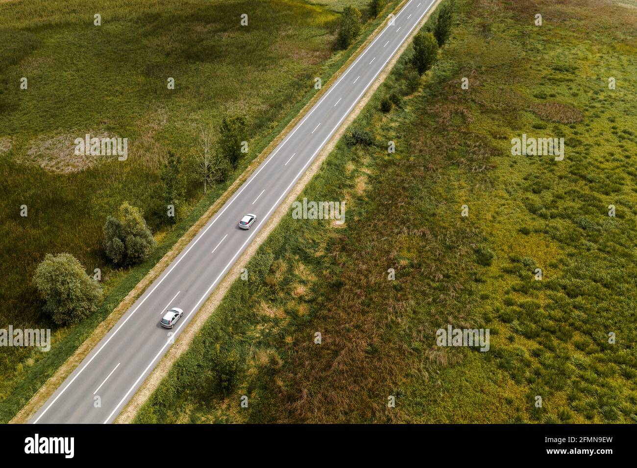 Zwei Autos auf der Straße, High-Angle-View-Drohnenfotografie Stockfoto