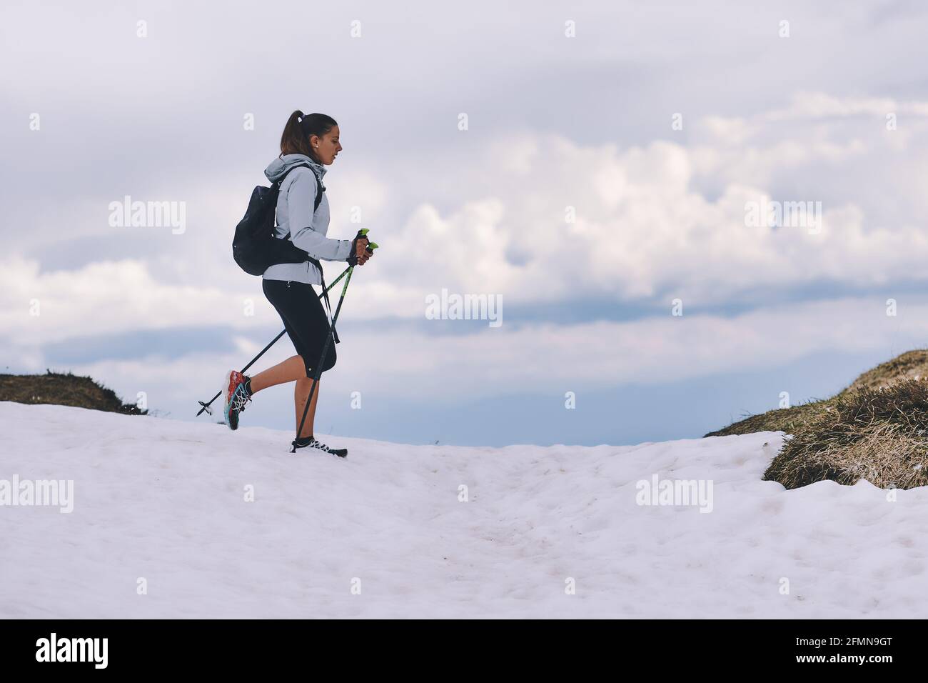 Leidenschaftliche Mädchen von Outdoor-Sport beim Wandern auf dem Schnee Stockfoto