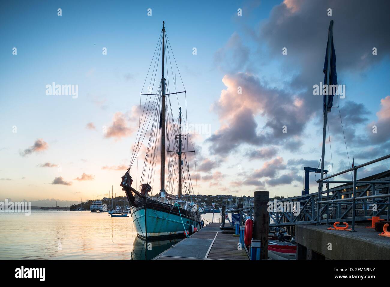 Crosshaven, Cork, Irland. Mai 2021. Brian Ború ein 20 Meter langer Ketch liegt am Pier in Crosshaven, Co. Cork bei Sonnenaufgang. 1961 erbaut, arbeitete sie bis zur Stilllegung 2006 als Fischerboot. Jetzt restauriert, arbeitet sie als Segeltrainingsschiff. - Credit; David Creedon / Alamy Live News Stockfoto