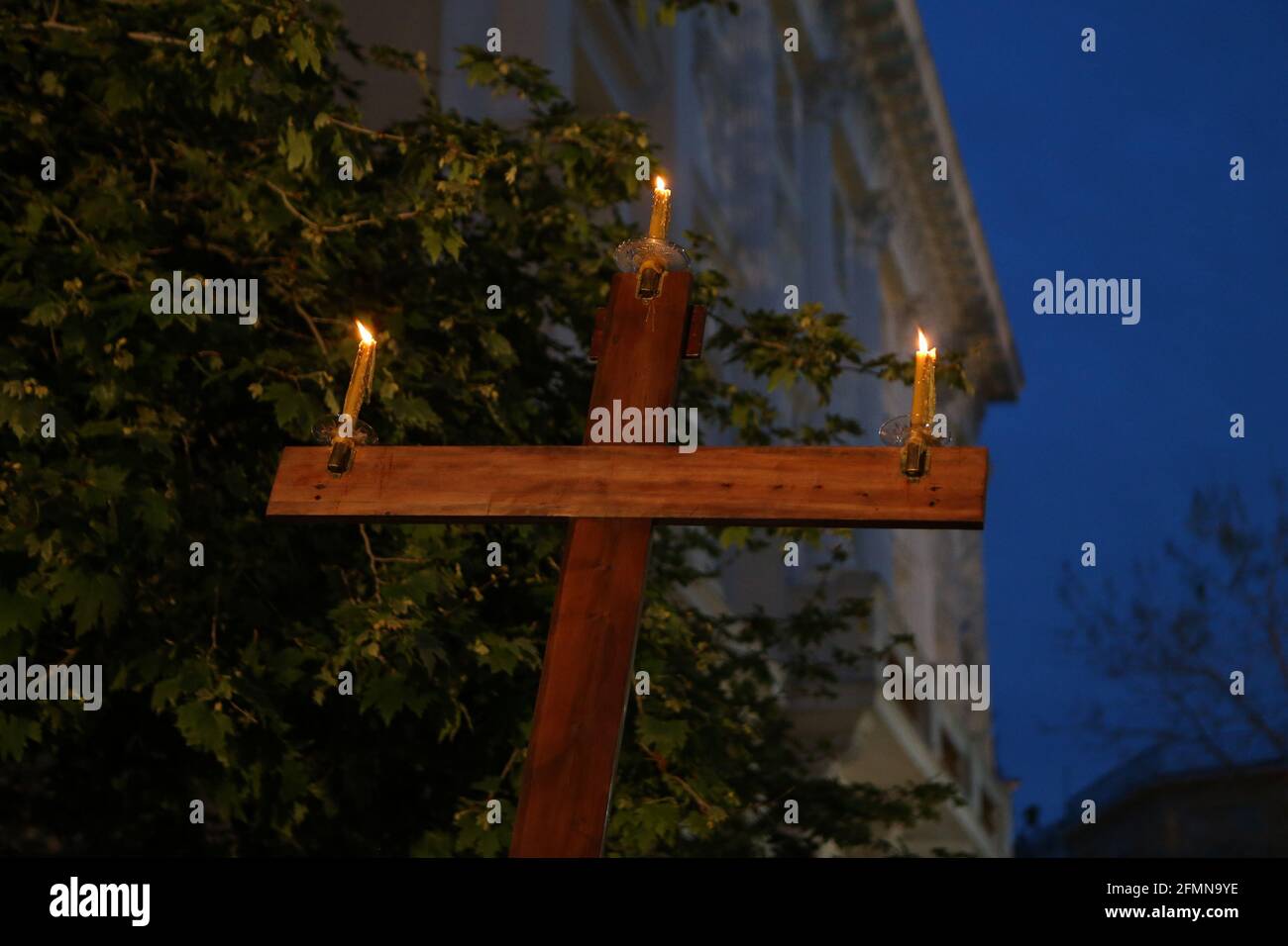 Griechisch-orthodoxe Priester halten während der Karfreitagsprozession des Epitaphios in der Kathedrale von Athen die Bahre hoch, die die Vorbereitung Christi auf die Beerdigung darstellt. Die Kirchen waren letzte Ostern geschlossen, dürfen aber für die diesjährigen Gottesdienste geöffnet bleiben, mit Sitzbeschränkungen und obligatorischer Verwendung von COVID-19-Testkits für Priester und Kirchenpersonal. Der Hauptgottesdienst am kommenden Samstag wird drei Stunden früher statt, um 9:00 Uhr aufgrund von Sperrmaßnahmen, während die Gläubigen werden von der Regierung geraten, im Freien zu bleiben. Stockfoto