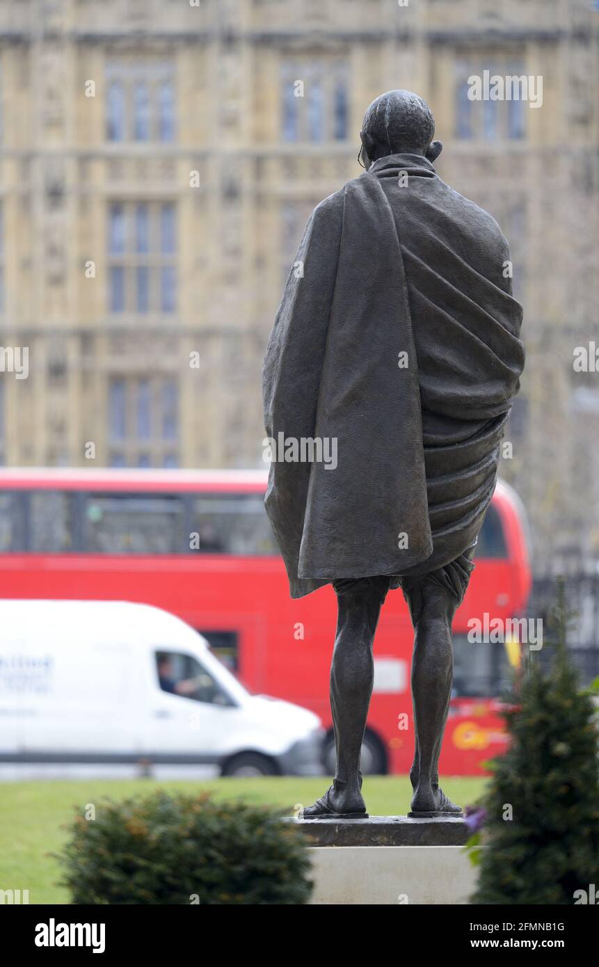London, England, Großbritannien. Statue von Mahatma Gandhi, Parliament Square. (2015: Philip Jackson) der 100. Jahrestag seiner Rückkehr nach Indien Stockfoto