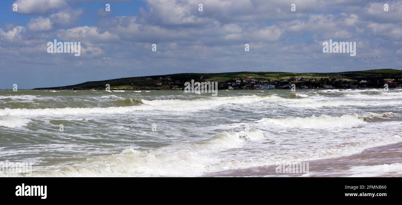 Asowseeküste, Naturschutzgebiet Kazantip, Stadt ShChelkino, Hochwellen auf See, Kitesurfen, Windsurfen. Republik Krim Stockfoto