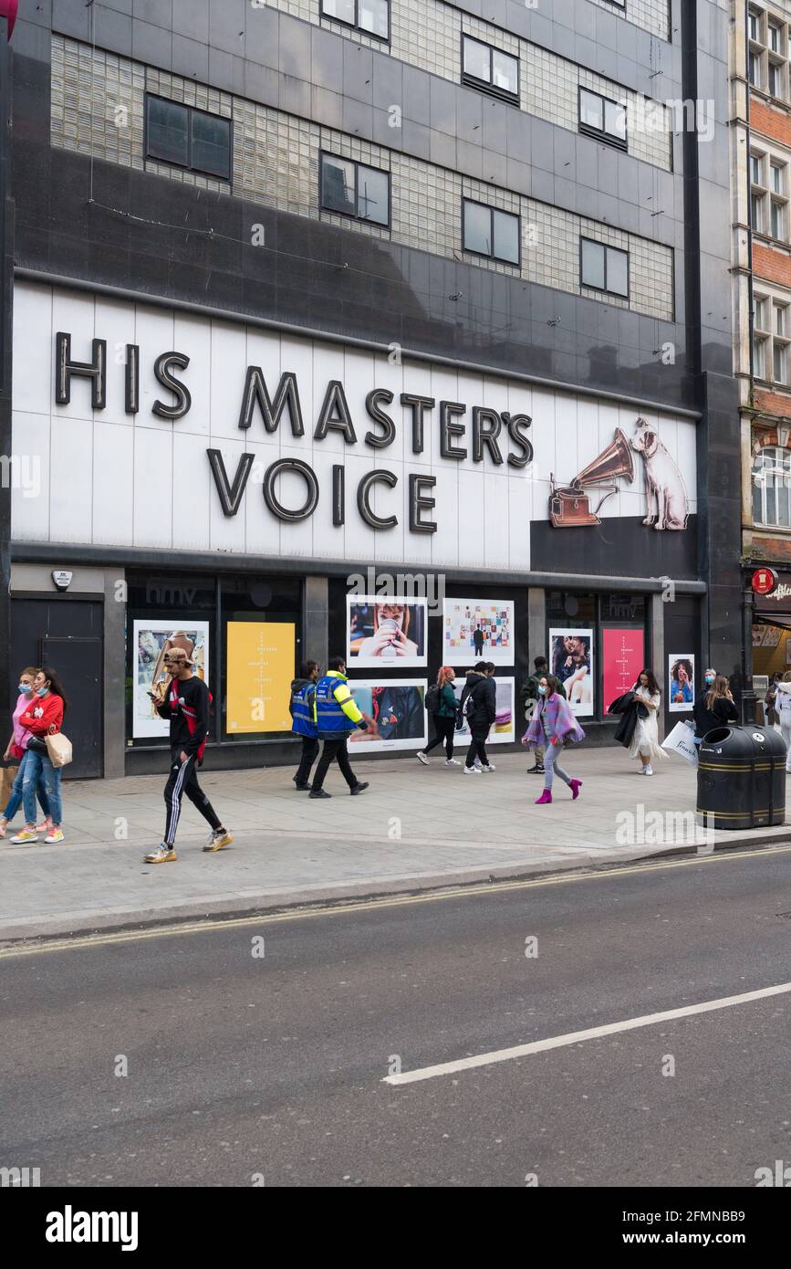 Die Menschen kommen an dem ehemaligen HMV-Flagship-Plattenladen in der Oxford Street vorbei, der nun dauerhaft geschlossen ist. London, England, Großbritannien Stockfoto