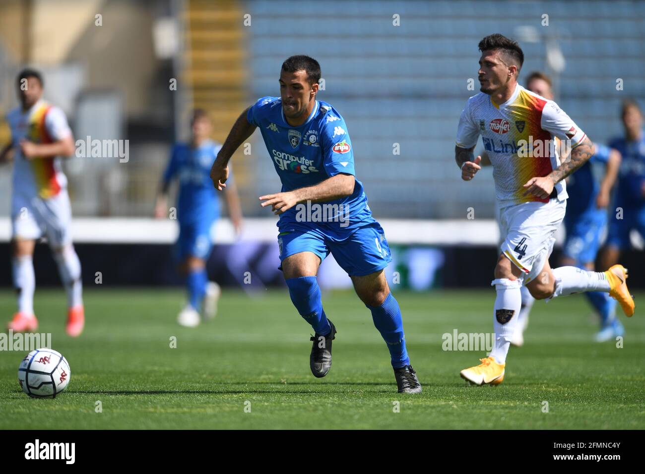 Empoli, Italien. 10 2021. Mai, Marco Olivieri (Empoli)Fabio Pisacane (Lecce) während des italienischen "Serie B Spiel zwischen Empoli 2-1 Lecce im Carlo Castellani Stadion am 10. Mai 2021 in Empoli, Italien. Quelle: Maurizio Borsari/AFLO/Alamy Live News Stockfoto