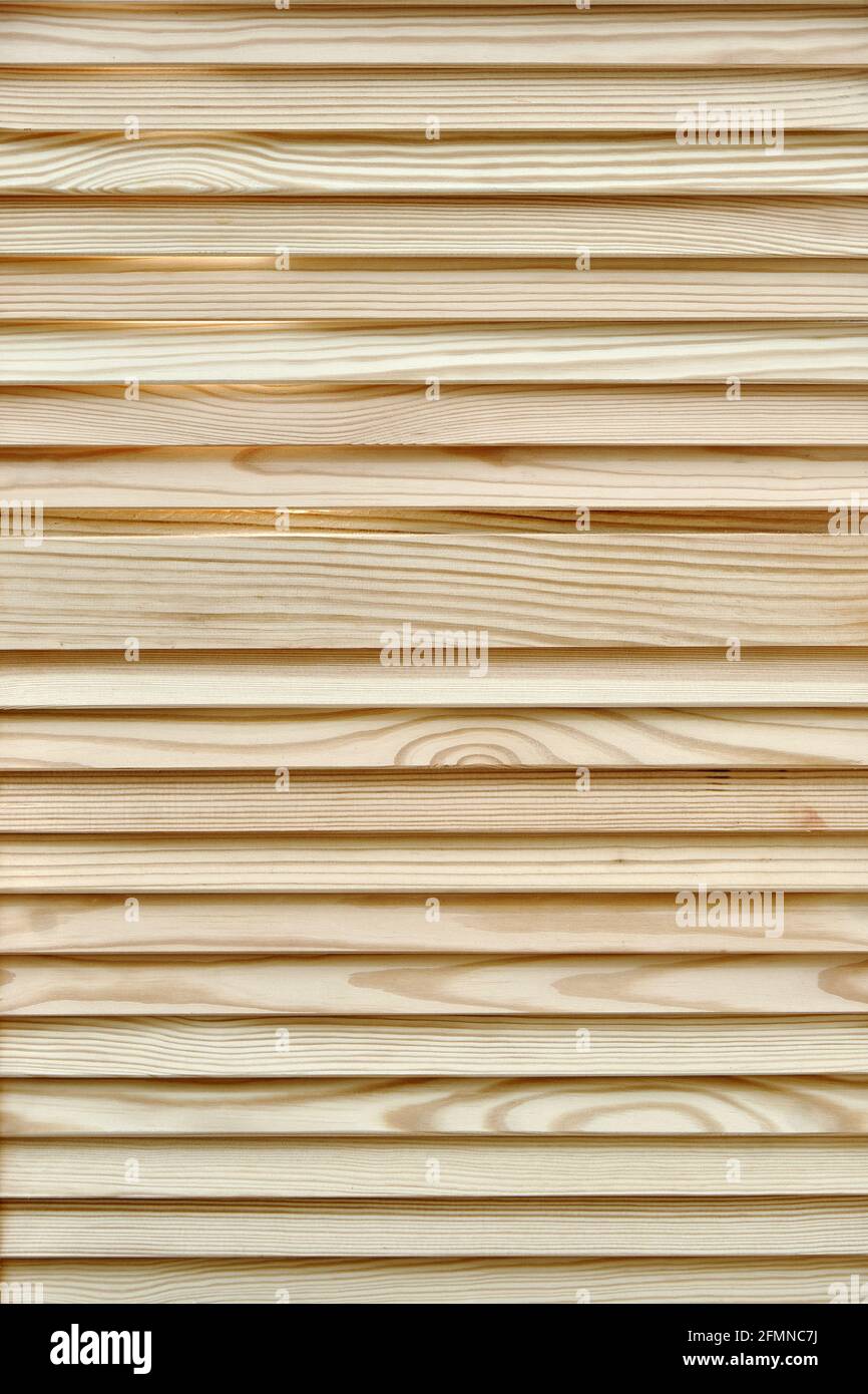 Stilvolle helle Holzjalousien aus dünnen, einfarbigen Dielen und Bretter in zeitgenössischer Schreinerei als Hintergrund extreme Nahsicht Stockfoto