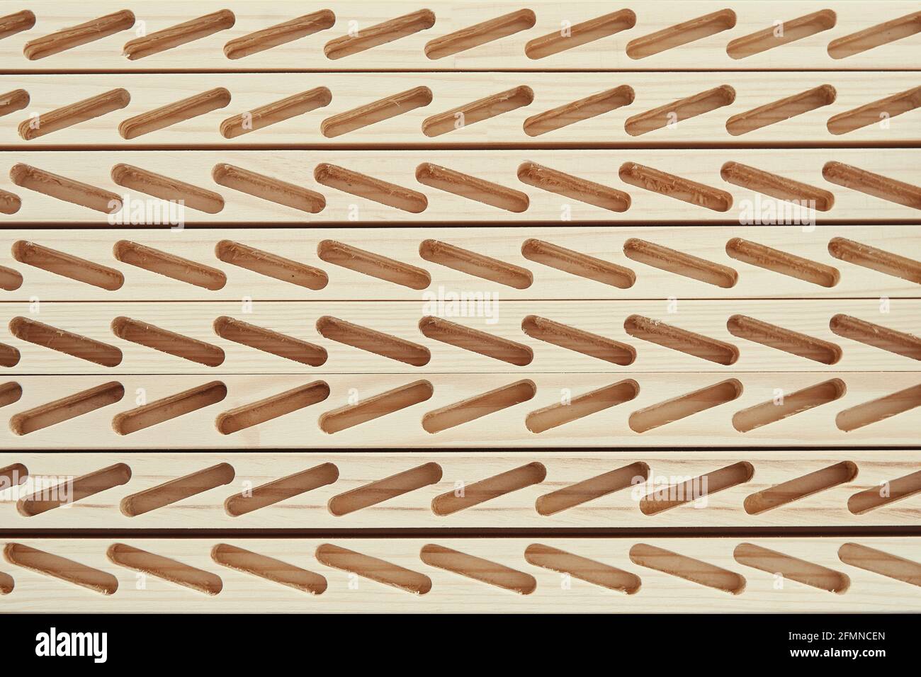 Satz von Holzstangen mit Linien von geschnittenen Schlitzen zu Installieren Sie Planken für Jalousien in der hellen Schreinerei aus der Nähe Von oben Stockfoto