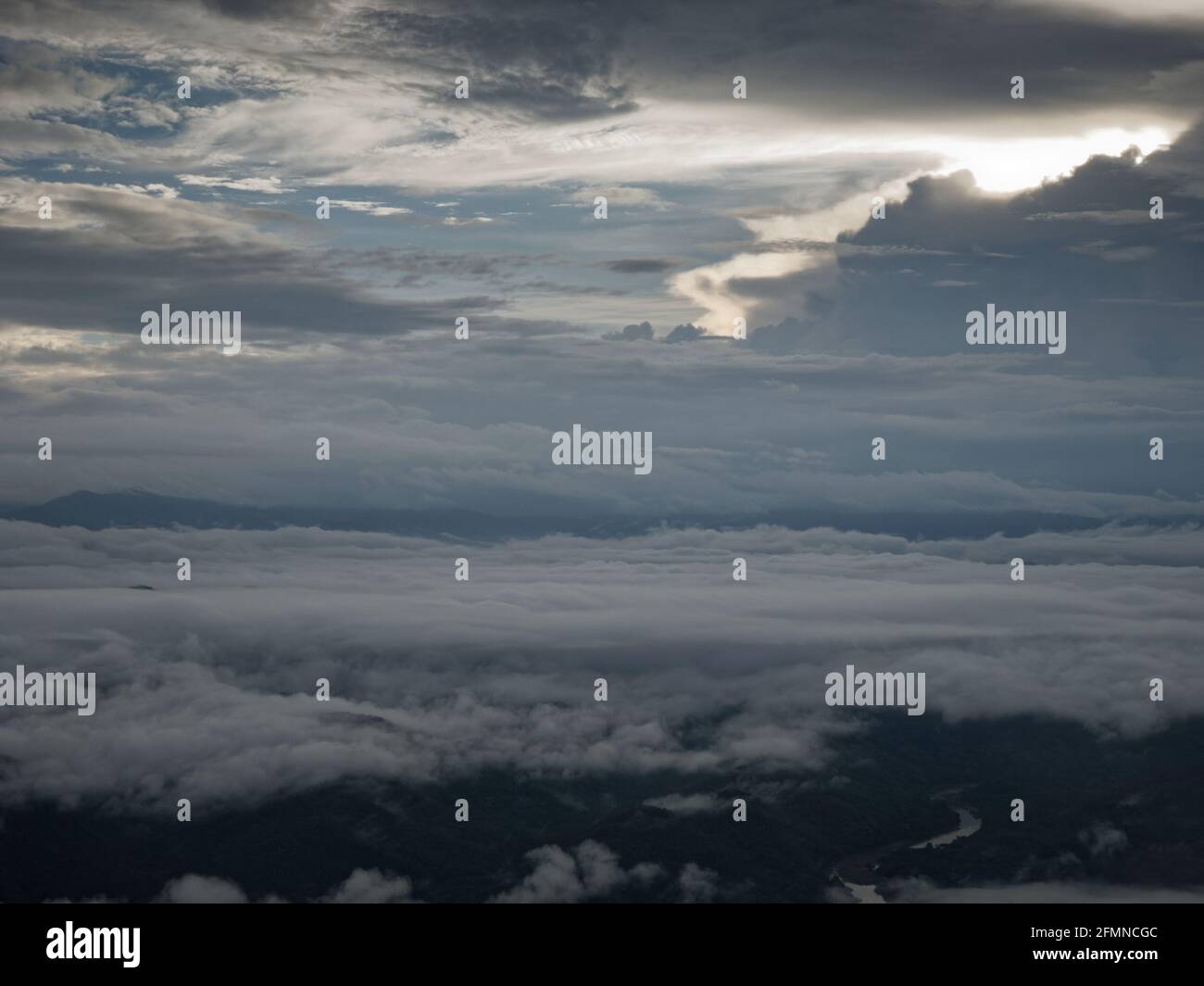 sonnenaufgangs-Cloud-Cluster im offenen blauen Himmel überwölben die Berg Stockfoto