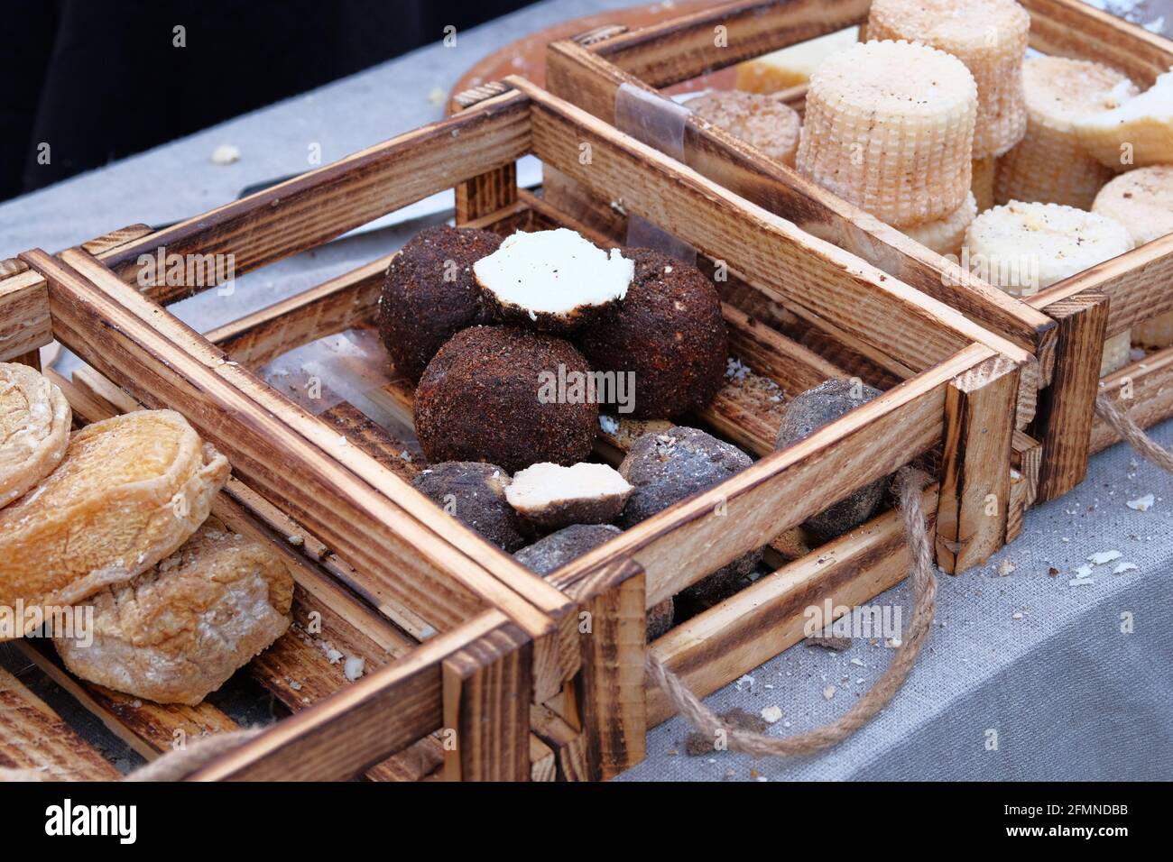 Zufällige Sorten von traditionellem französischen Käse zum Verkauf auf dem ländlichen Markt. Käseherstellung Stockfoto