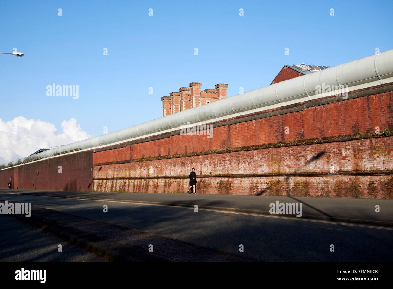 Hohe Umfassungsmauer im HM Prison Liverpool liverpool england großbritannien Stockfoto