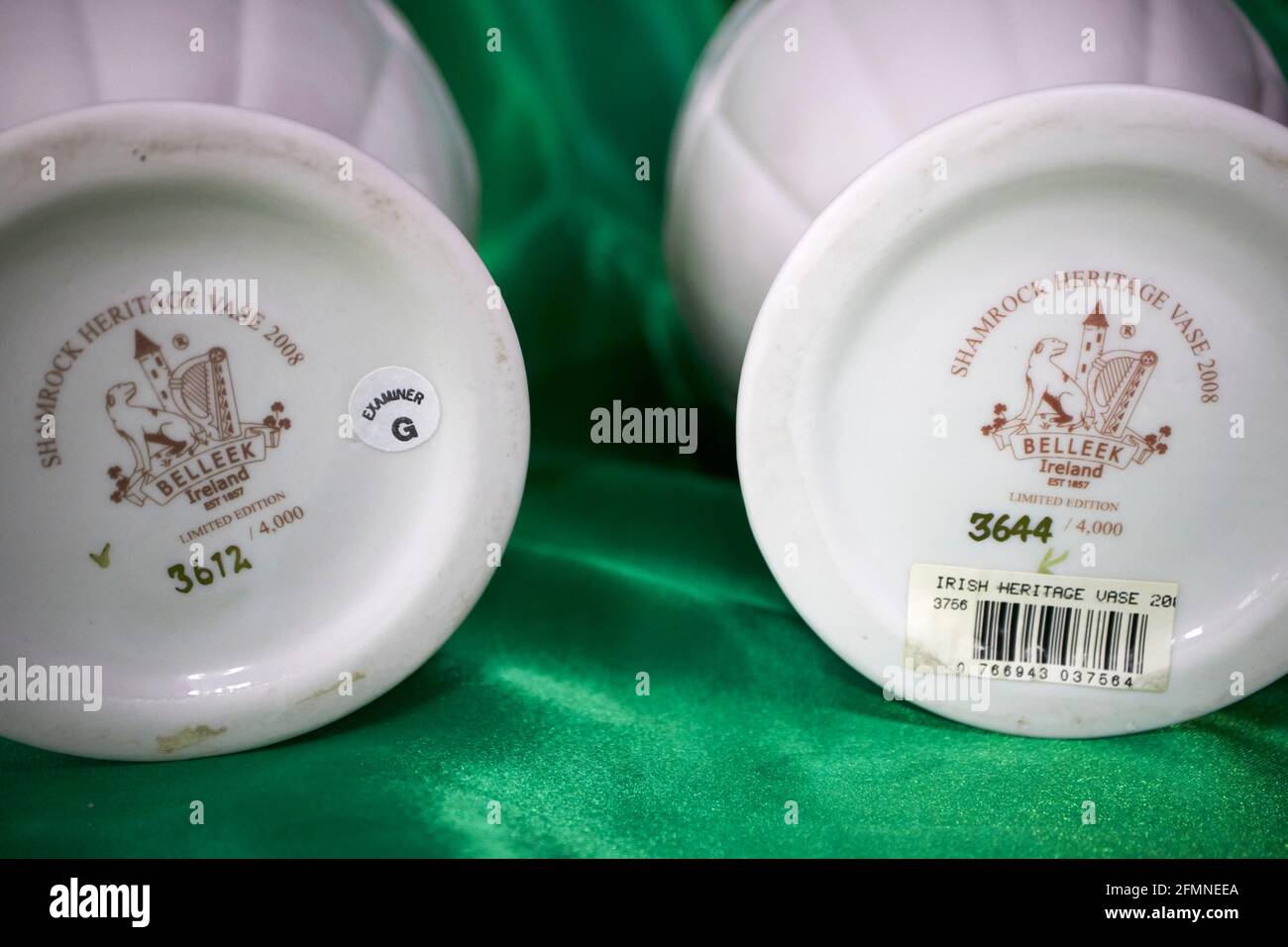 Original Firmenmarken und Briefmarken auf zwei limitierten belleek-Exemplaren Vasen belleek Keramik auf grünem Hintergrund Stockfoto
