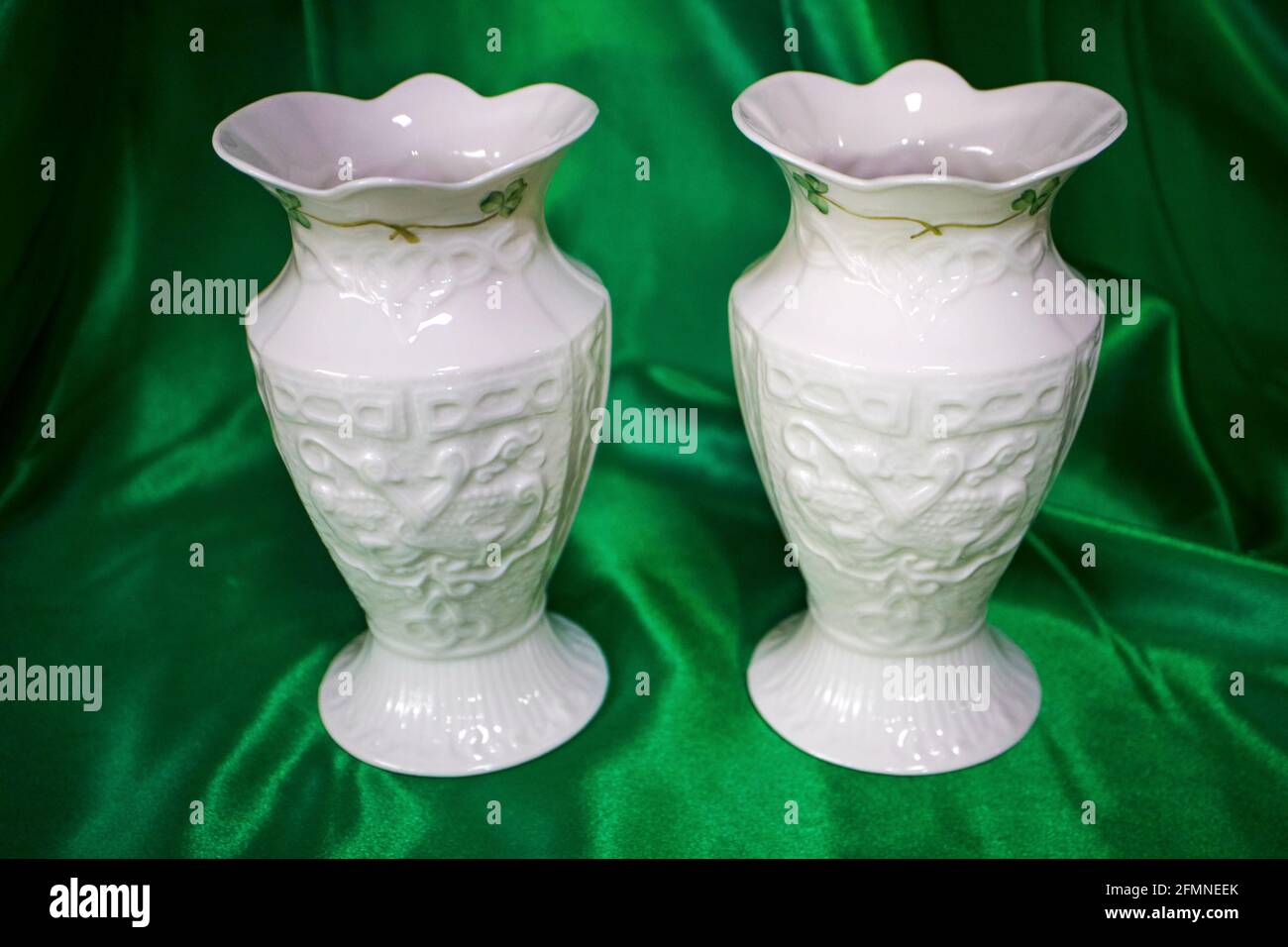 Zwei belleek Vasen belleek Keramik auf grünem Hintergrund Stockfoto