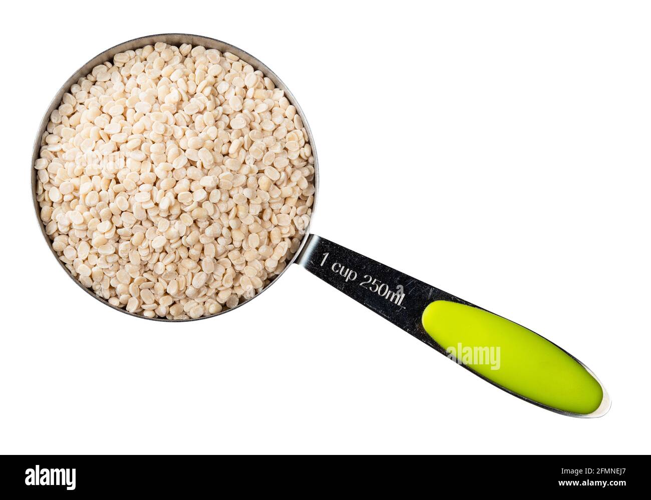 Draufsicht des rohen Urad Dals (geteiltes schwarzes Gramm) Bohnen im Messbecher-Ausschnitt auf weißem Hintergrund Stockfoto