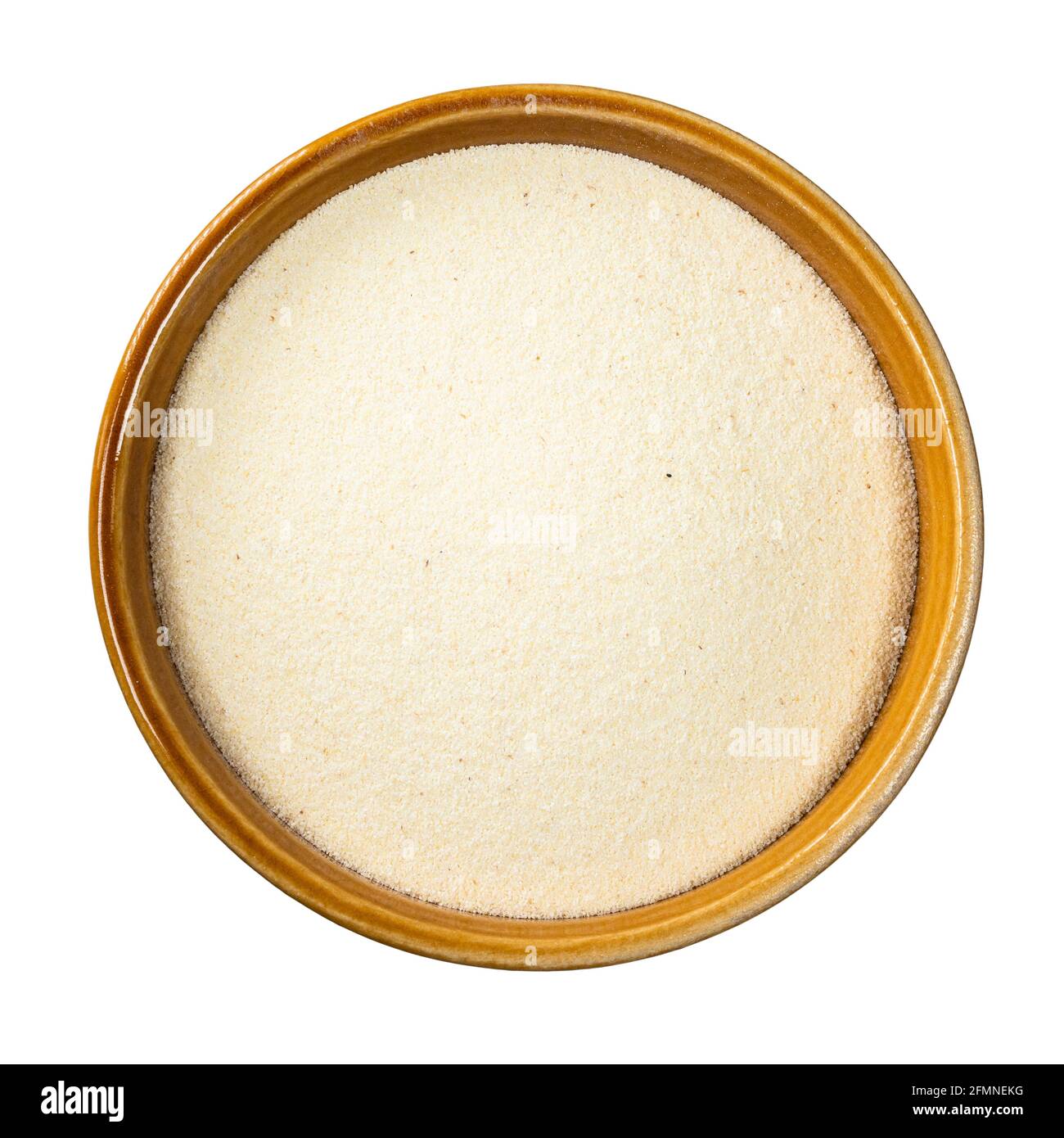 Draufsicht auf rohe Manna-Kruppe (Grieß aus Weichweizen) In runder Schale Ausschnitt auf weißem Hintergrund Stockfoto