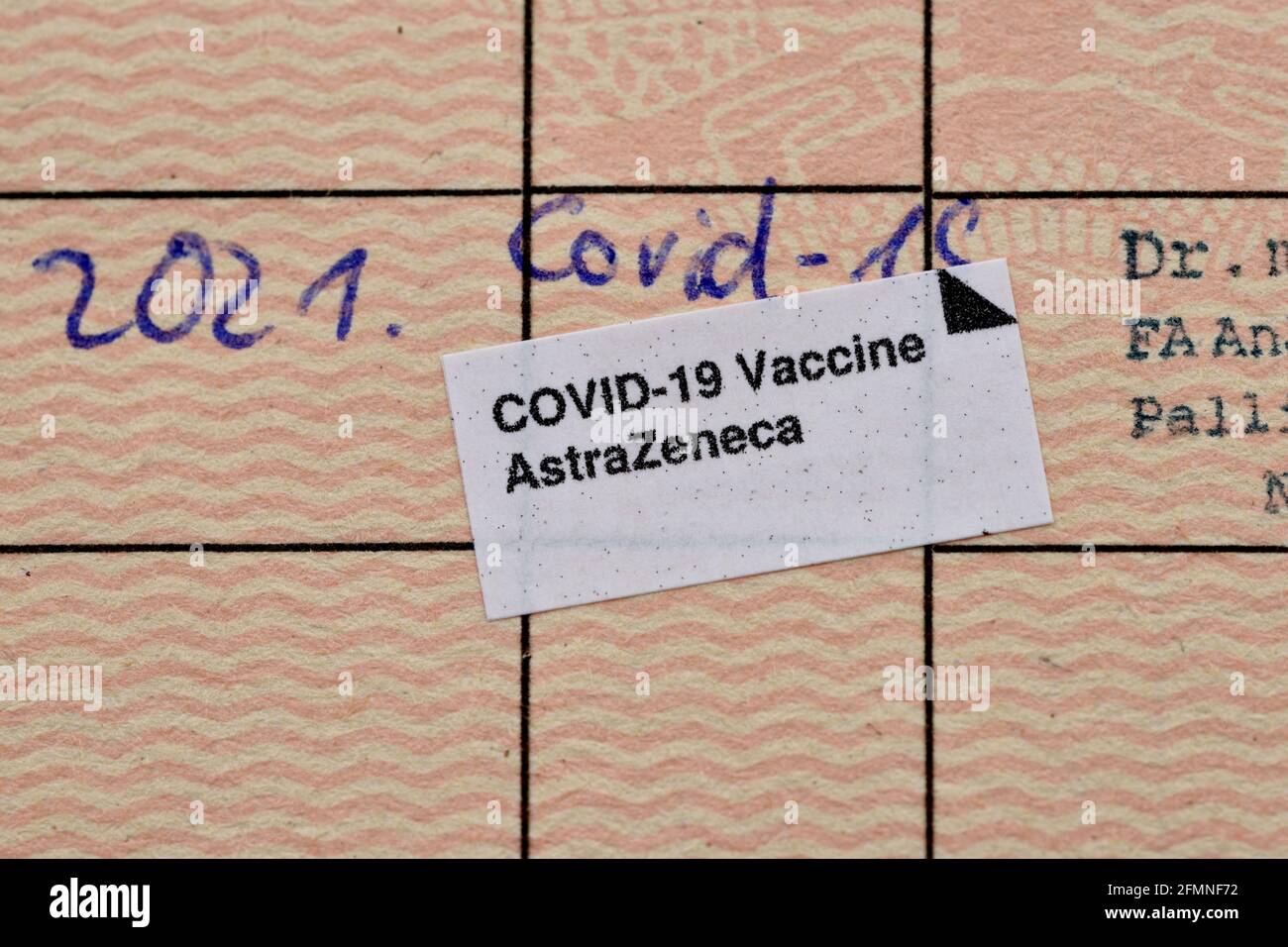 corona-Virus Covid-19-Impfstoffaufkleber in Nahaufnahme des Impfbuchs Stockfoto