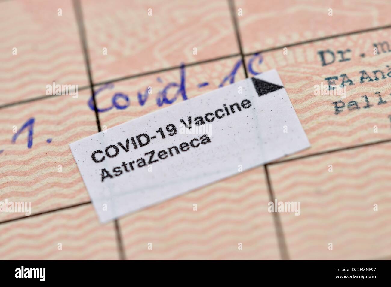 corona-Virus covid-19-Impfetikett im Impfbuch im Fokus - Ausruhen aus dem Fokus dr. med Stockfoto