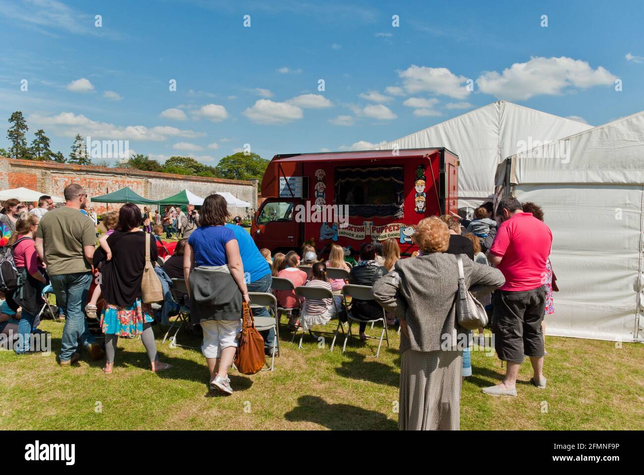 Menschen, die eine Puppentheater im Freien genießen, von Pinxton Puppets, Castle Ashby Country Fair, Northamptonshire, Großbritannien Stockfoto