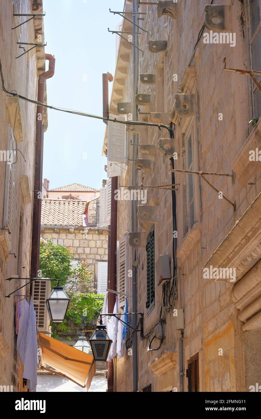 Zwischen den Wänden der Häuser. Durchgang zwischen den Mauern zur Altstadt, dem historischen Teil der Stadt. Sommer in Kroatien, Dubrovnik. Stockfoto