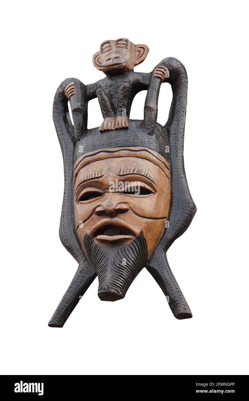 Eine geschnitzte Stammesmaske aus Holz und ein Affe. Stockfoto