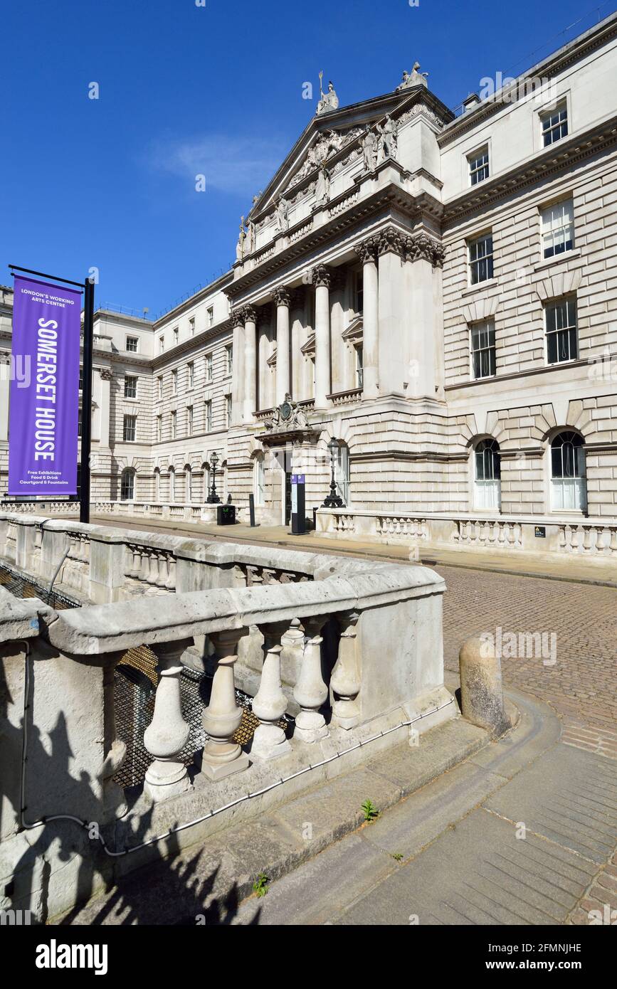 Somerset House, New Wing, Strand, Lancaster Place und Waterloo Bridge, London, Großbritannien Stockfoto