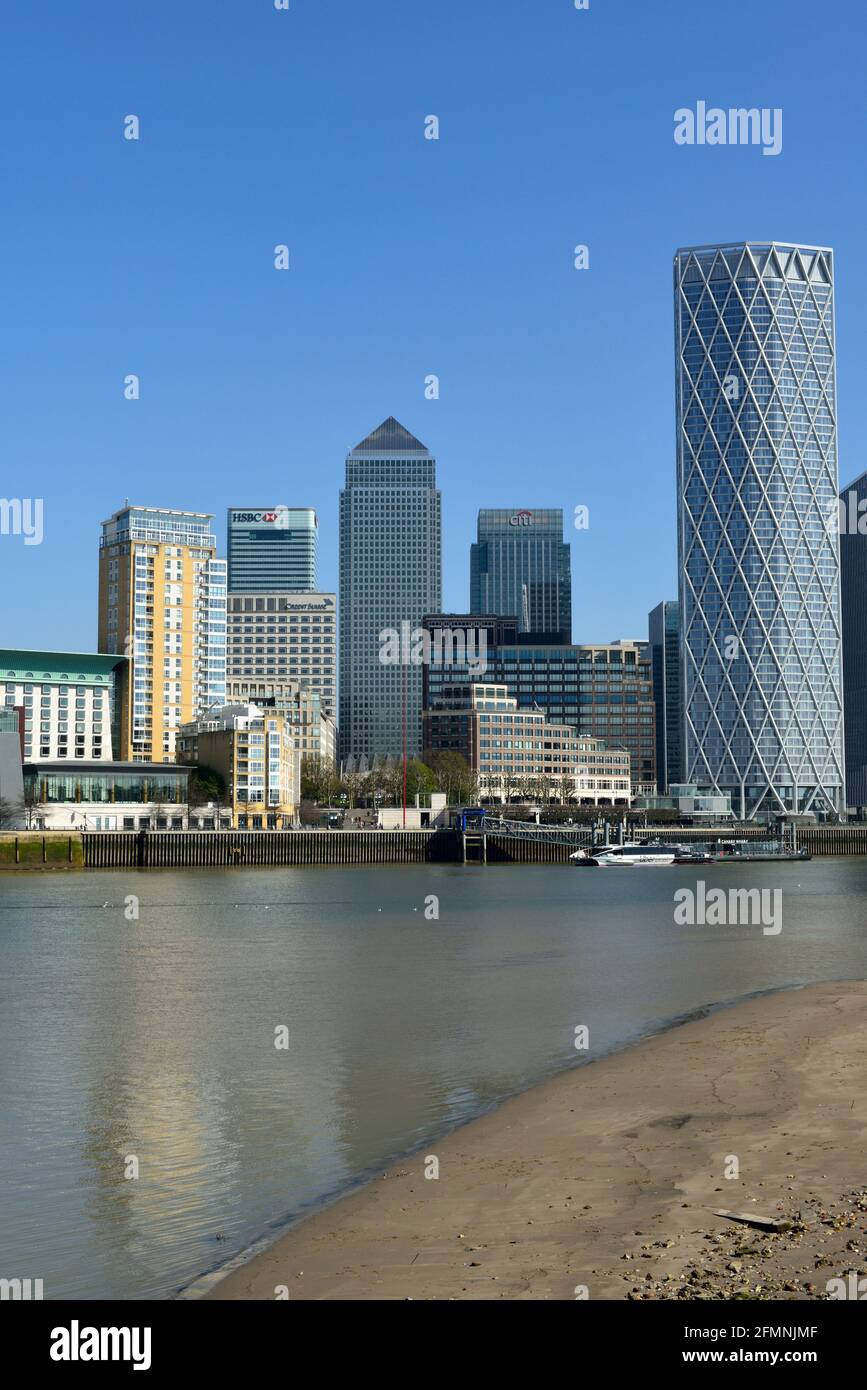 Canary Wharf Pier, Newfoundland Place, Uber Thames Clipper and Tidal Beach, Themse Riverside, Docklands, East London, Großbritannien Stockfoto