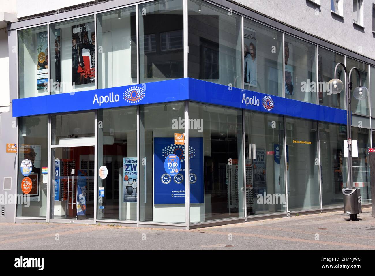 Köln, Deutschland. Mai 2021. Eine Niederlassung von Apollo-Optik, einem international tätigen optischen Unternehmen mit Vertretungen in rund 40 Ländern. Das Unternehmen konzentriert sich auf den Verkauf von Brillen und Kontaktlinsen. Quelle: Horst Galuschka/dpa/Alamy Live News Stockfoto