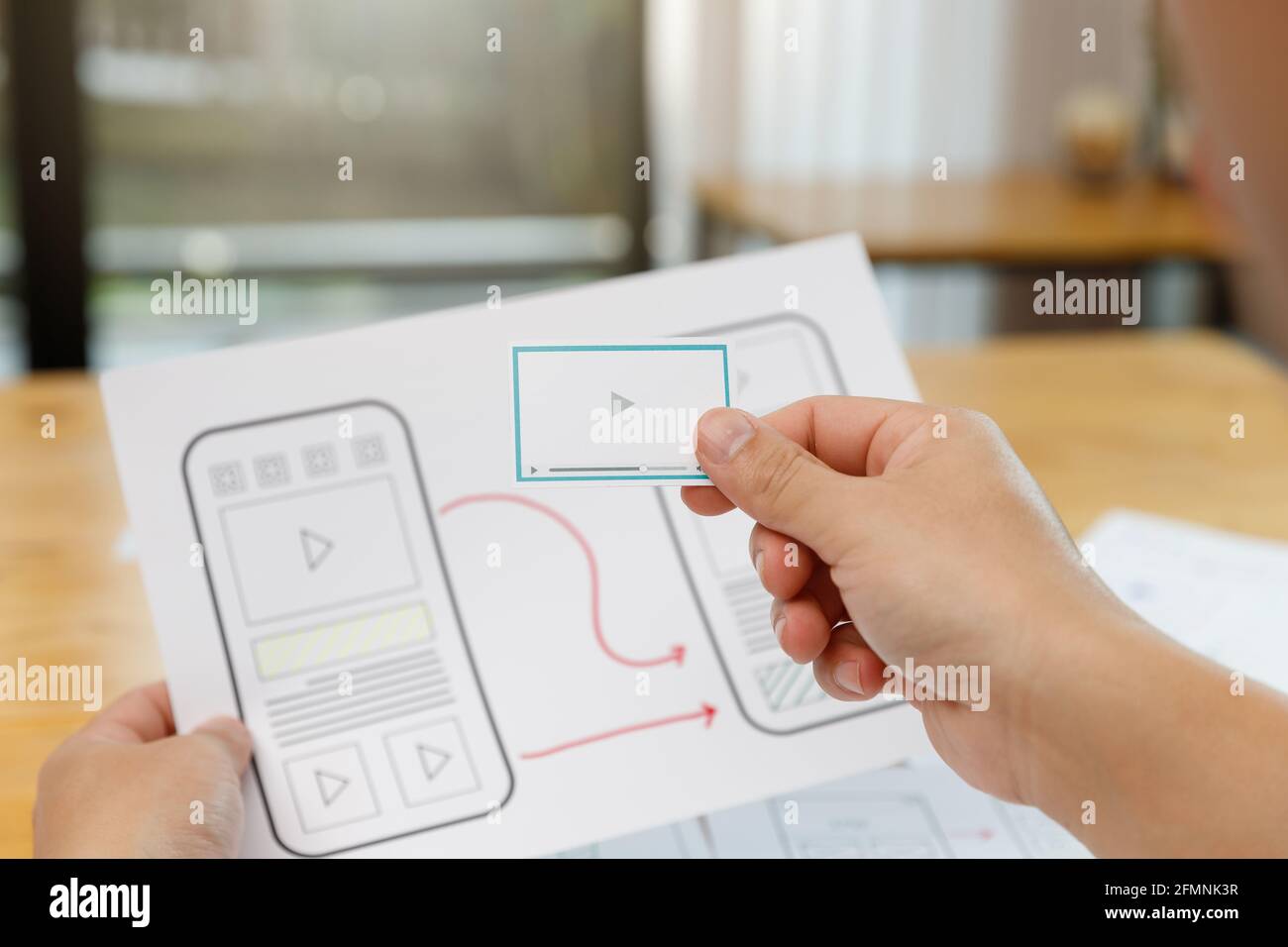 Grafiker arbeiten zusammen mit UX-UI-Designer Planung Anwendung Vorlage Layout Rahmen für Handy computer Mobile Stockfoto