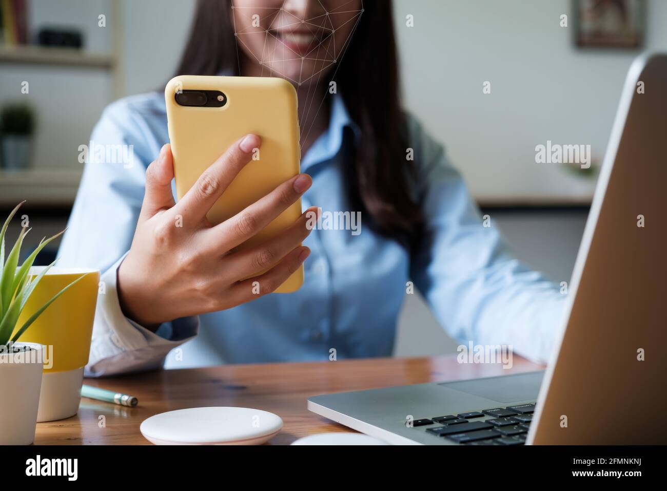 Eine Geschäftsfrau vervollständigt KYC mithilfe eines Online-Banking-Programms, um ein digitales Sparkonto zu eröffnen. Die Definition von Cyber-Sicherheit. Stockfoto