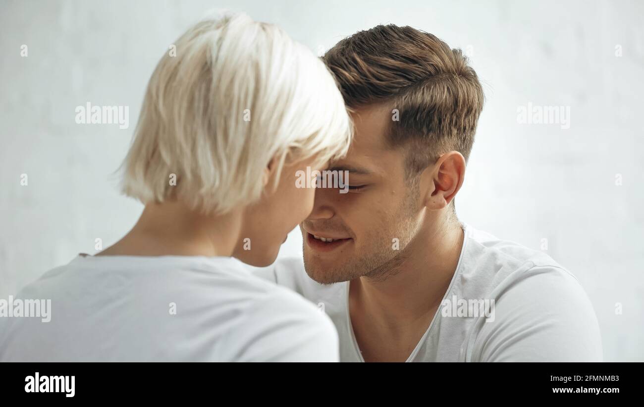 Glücklicher junger Mann und blonde Frau zu Hause Stockfoto