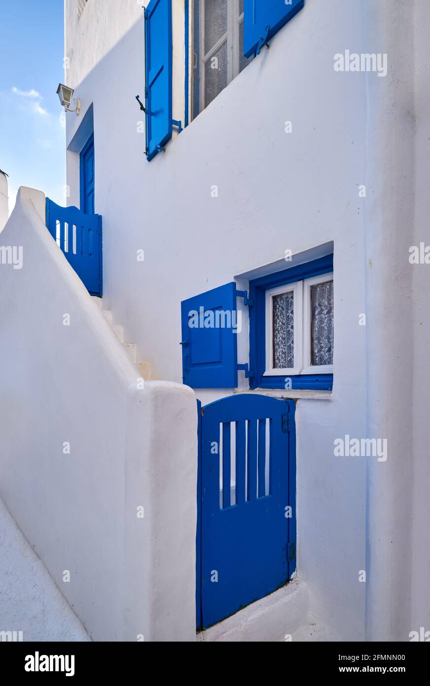 Traditionelles griechisches Haus auf den Kykladen oder Ägäischen Inseln. Weiß getünchte Wände und dunkelblaue Türen, Fensterläden und Fensterrahmen. Farben von Griechenland. Stockfoto