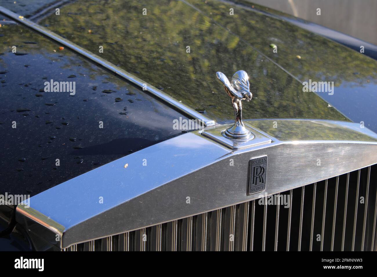 Rolls Royce Silver Lady RR und Grill auf der Motorhaube eines Rolls Royce Autos. High-Roller-Konzept Stockfoto