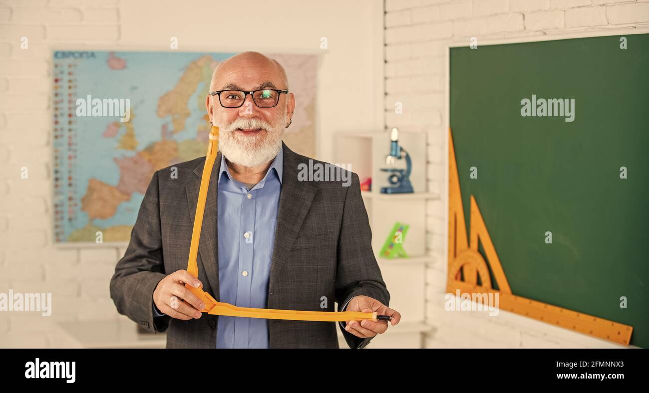 Konzept für mathematische Grafikwerkzeuge. In Richtung Wissen. Studieren Sie Mathematik, um gute Ergebnisse zu erhalten. Senior man Lehrer verwenden Kompass-Werkzeug. Bärtiger Tutor Mann zeichnen mit Stockfoto